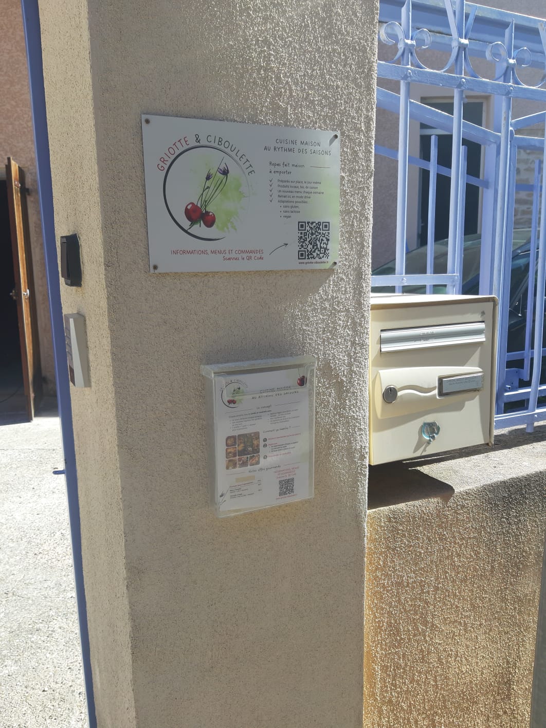 Plaque Griotte et Ciboulette à l'entrée du 7 rue de Belmont à Vaulx-Milieu